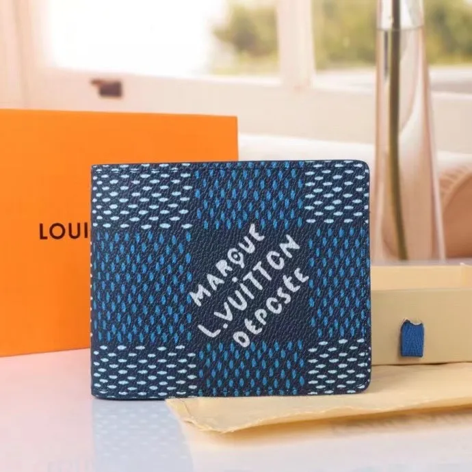P110💰 Model: 60895 checkered sapphire blue New model The latest model for spring and summer 2024, this pocket wallet combines the elegance of Damier Graphite canvas with the delicate texture of Epi leather, with stripes emblazoned with the Louis Vuitton logo. The elegant design can accommodate credit cards, banknotes and receipts, making it suitable for daily carrying or gift giving. Epi leather and Damier Graphite coated sail. Textile cowhide trimmed cowhide lining, card compartment, inner pocket, outer patch pocket. This product is produced in one of France, Spain, Italy and the United States; size 11.5×9×1.5 cm 60895.