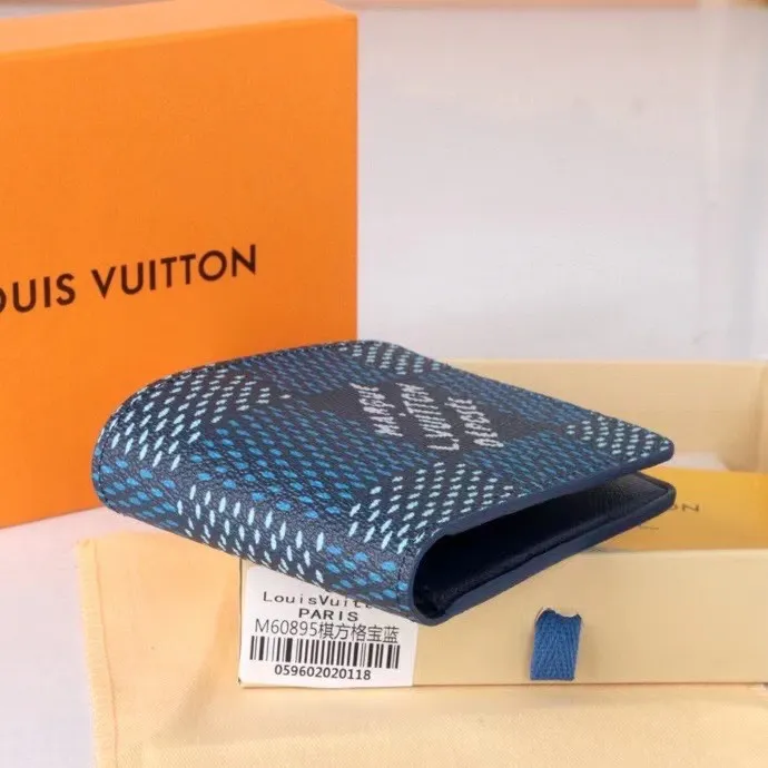 P110💰 Model: 60895 checkered sapphire blue New model The latest model for spring and summer 2024, this pocket wallet combines the elegance of Damier Graphite canvas with the delicate texture of Epi leather, with stripes emblazoned with the Louis Vuitton logo. The elegant design can accommodate credit cards, banknotes and receipts, making it suitable for daily carrying or gift giving. Epi leather and Damier Graphite coated sail. Textile cowhide trimmed cowhide lining, card compartment, inner pocket, outer patch pocket. This product is produced in one of France, Spain, Italy and the United States; size 11.5×9×1.5 cm 60895.