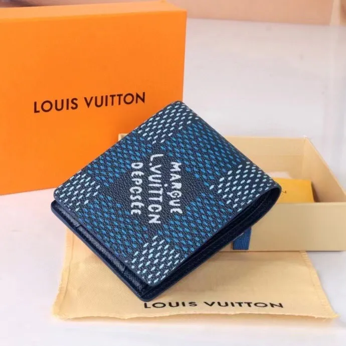 P110💰 Model: 60895 checkered sapphire blue New model The latest model for spring and summer 2024, this pocket wallet combines the elegance of Damier Graphite canvas with the delicate texture of Epi leather, with stripes emblazoned with the Louis Vuitton logo. The elegant design can accommodate credit cards, banknotes and receipts, making it suitable for daily carrying or gift giving. Epi leather and Damier Graphite coated sail. Textile cowhide trimmed cowhide lining, card compartment, inner pocket, outer patch pocket. This product is produced in one of France, Spain, Italy and the United States; size 11.5×9×1.5 cm 60895.