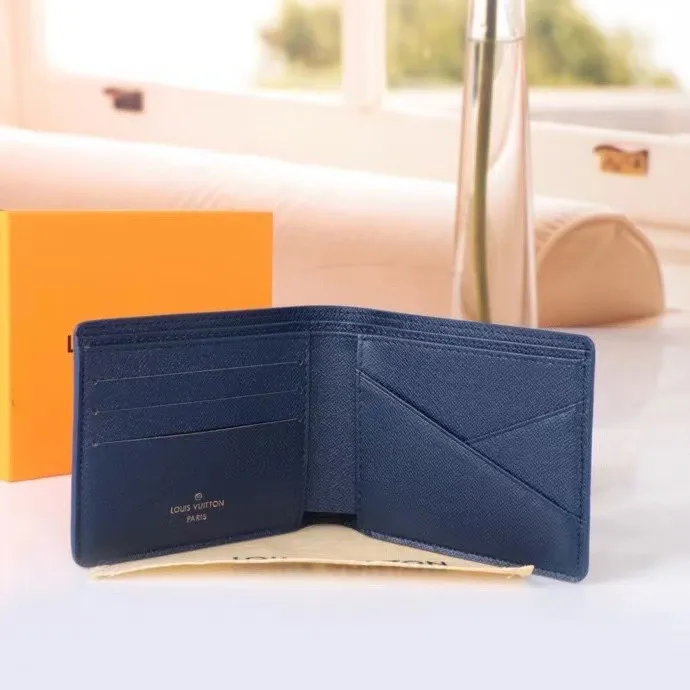 P110💰 Model: 60895 checkered sapphire blue New model The latest model for spring and summer 2024, this pocket wallet combines the elegance of Damier Graphite canvas with the delicate texture of Epi leather, with stripes emblazoned with the Louis Vuitton logo. The elegant design can accommodate credit cards, banknotes and receipts, making it suitable for daily carrying or gift giving. Epi leather and Damier Graphite coated sail. Textile cowhide trimmed cowhide lining, card compartment, inner pocket, outer patch pocket. This product is produced in one of France, Spain, Italy and the United States; size 11.5×9×1.5 cm 60895.
