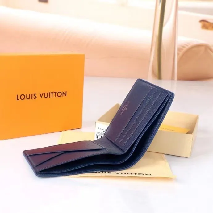 P110💰 Model: 60895 checkered sapphire blue New model The latest model for spring and summer 2024, this pocket wallet combines the elegance of Damier Graphite canvas with the delicate texture of Epi leather, with stripes emblazoned with the Louis Vuitton logo. The elegant design can accommodate credit cards, banknotes and receipts, making it suitable for daily carrying or gift giving. Epi leather and Damier Graphite coated sail. Textile cowhide trimmed cowhide lining, card compartment, inner pocket, outer patch pocket. This product is produced in one of France, Spain, Italy and the United States; size 11.5×9×1.5 cm 60895.