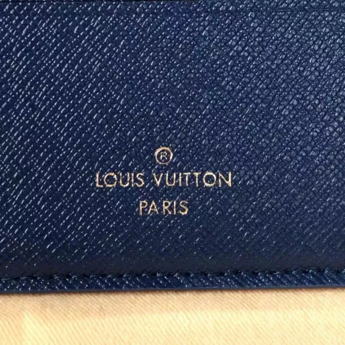 P110💰 Model: 60895 checkered sapphire blue New model The latest model for spring and summer 2024, this pocket wallet combines the elegance of Damier Graphite canvas with the delicate texture of Epi leather, with stripes emblazoned with the Louis Vuitton logo. The elegant design can accommodate credit cards, banknotes and receipts, making it suitable for daily carrying or gift giving. Epi leather and Damier Graphite coated sail. Textile cowhide trimmed cowhide lining, card compartment, inner pocket, outer patch pocket. This product is produced in one of France, Spain, Italy and the United States; size 11.5×9×1.5 cm 60895.