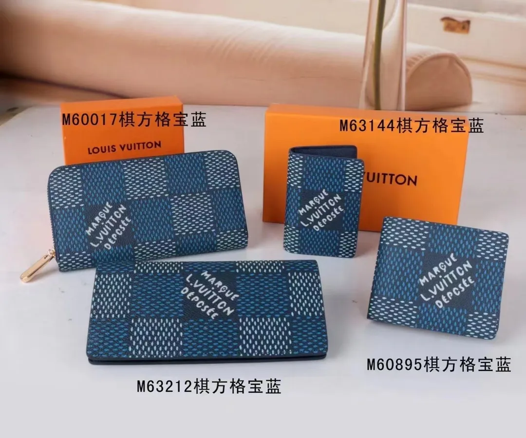 P110💰 Model: 60895 checkered sapphire blue New model The latest model for spring and summer 2024, this pocket wallet combines the elegance of Damier Graphite canvas with the delicate texture of Epi leather, with stripes emblazoned with the Louis Vuitton logo. The elegant design can accommodate credit cards, banknotes and receipts, making it suitable for daily carrying or gift giving. Epi leather and Damier Graphite coated sail. Textile cowhide trimmed cowhide lining, card compartment, inner pocket, outer patch pocket. This product is produced in one of France, Spain, Italy and the United States; size 11.5×9×1.5 cm 60895.