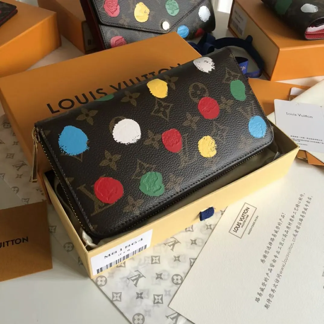 The P150 M81864 L Zippy wallet joins the "Color Dots" theme and becomes part of the Louis Vuitton x Yayoi Kusama collection. For this versatile wallet, cheerful colorful polka dots are screen-printed on Monogram canvas with a striking 3D effect, transforming a functional accessory into a celebration of creativity and craftsmanship. Dimensions: 19.5 x 10.5 x 2.5 P630