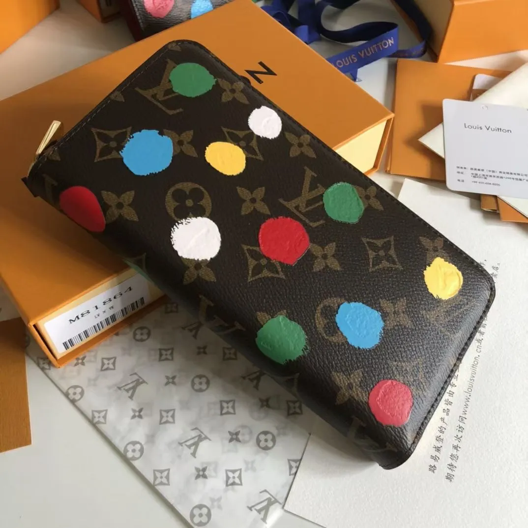 The P150 M81864 L Zippy wallet joins the "Color Dots" theme and becomes part of the Louis Vuitton x Yayoi Kusama collection. For this versatile wallet, cheerful colorful polka dots are screen-printed on Monogram canvas with a striking 3D effect, transforming a functional accessory into a celebration of creativity and craftsmanship. Dimensions: 19.5 x 10.5 x 2.5 P630