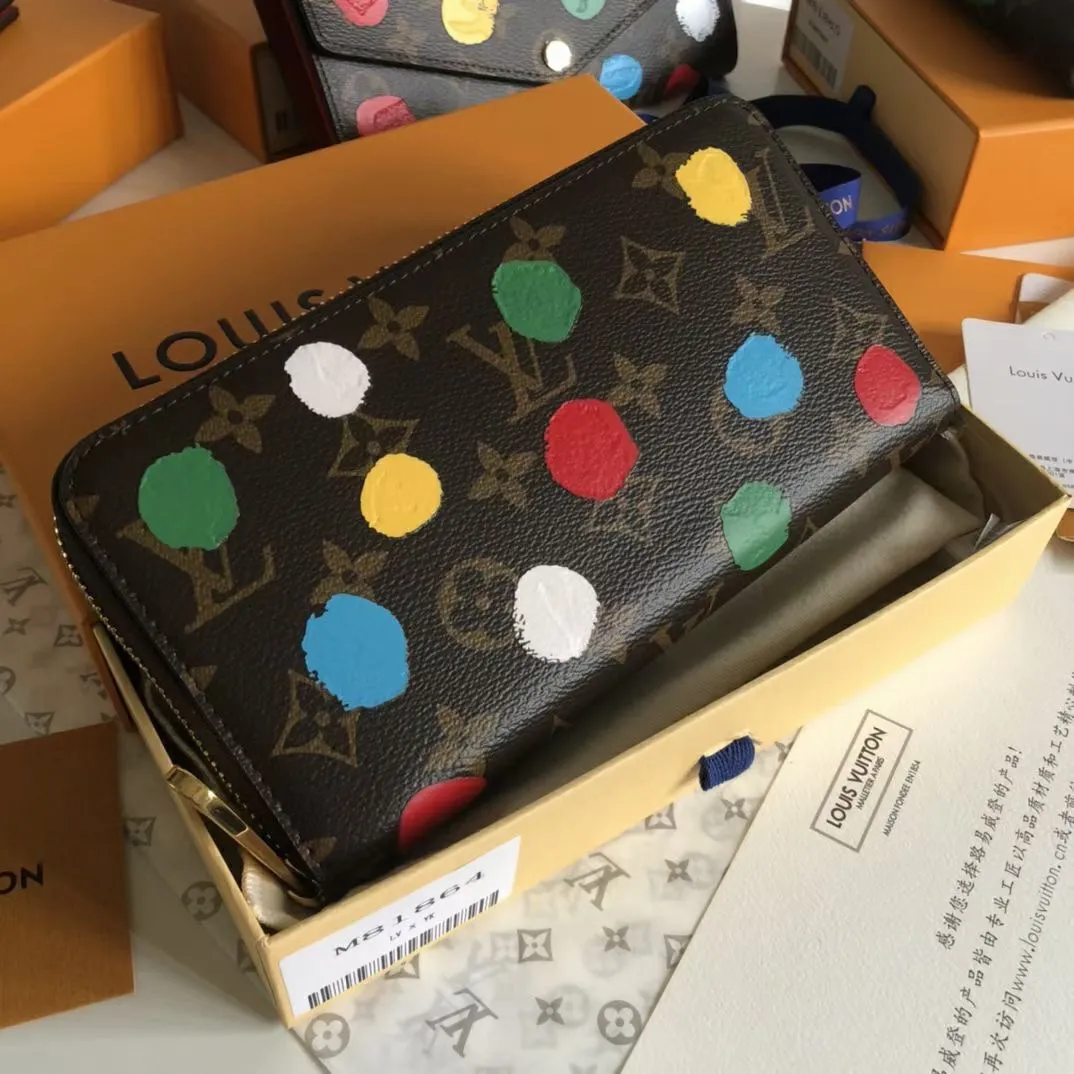 The P150 M81864 L Zippy wallet joins the "Color Dots" theme and becomes part of the Louis Vuitton x Yayoi Kusama collection. For this versatile wallet, cheerful colorful polka dots are screen-printed on Monogram canvas with a striking 3D effect, transforming a functional accessory into a celebration of creativity and craftsmanship. Dimensions: 19.5 x 10.5 x 2.5 P630