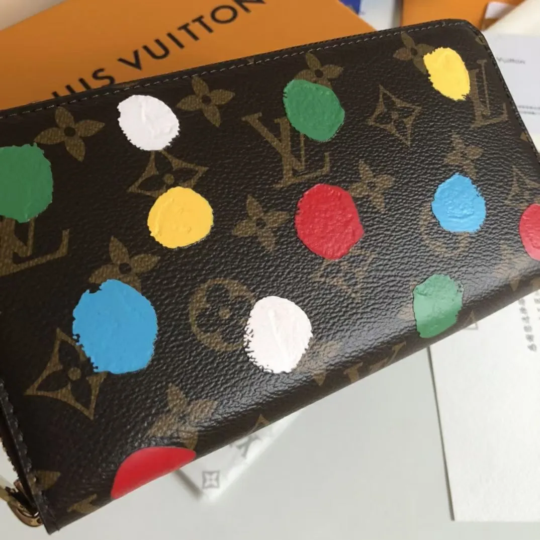 The P150 M81864 L Zippy wallet joins the "Color Dots" theme and becomes part of the Louis Vuitton x Yayoi Kusama collection. For this versatile wallet, cheerful colorful polka dots are screen-printed on Monogram canvas with a striking 3D effect, transforming a functional accessory into a celebration of creativity and craftsmanship. Dimensions: 19.5 x 10.5 x 2.5 P630