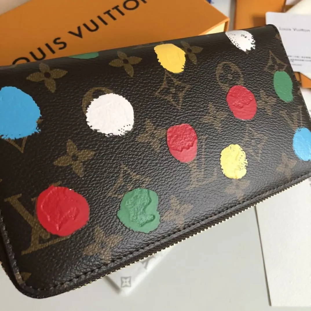 The P150 M81864 L Zippy wallet joins the "Color Dots" theme and becomes part of the Louis Vuitton x Yayoi Kusama collection. For this versatile wallet, cheerful colorful polka dots are screen-printed on Monogram canvas with a striking 3D effect, transforming a functional accessory into a celebration of creativity and craftsmanship. Dimensions: 19.5 x 10.5 x 2.5 P630
