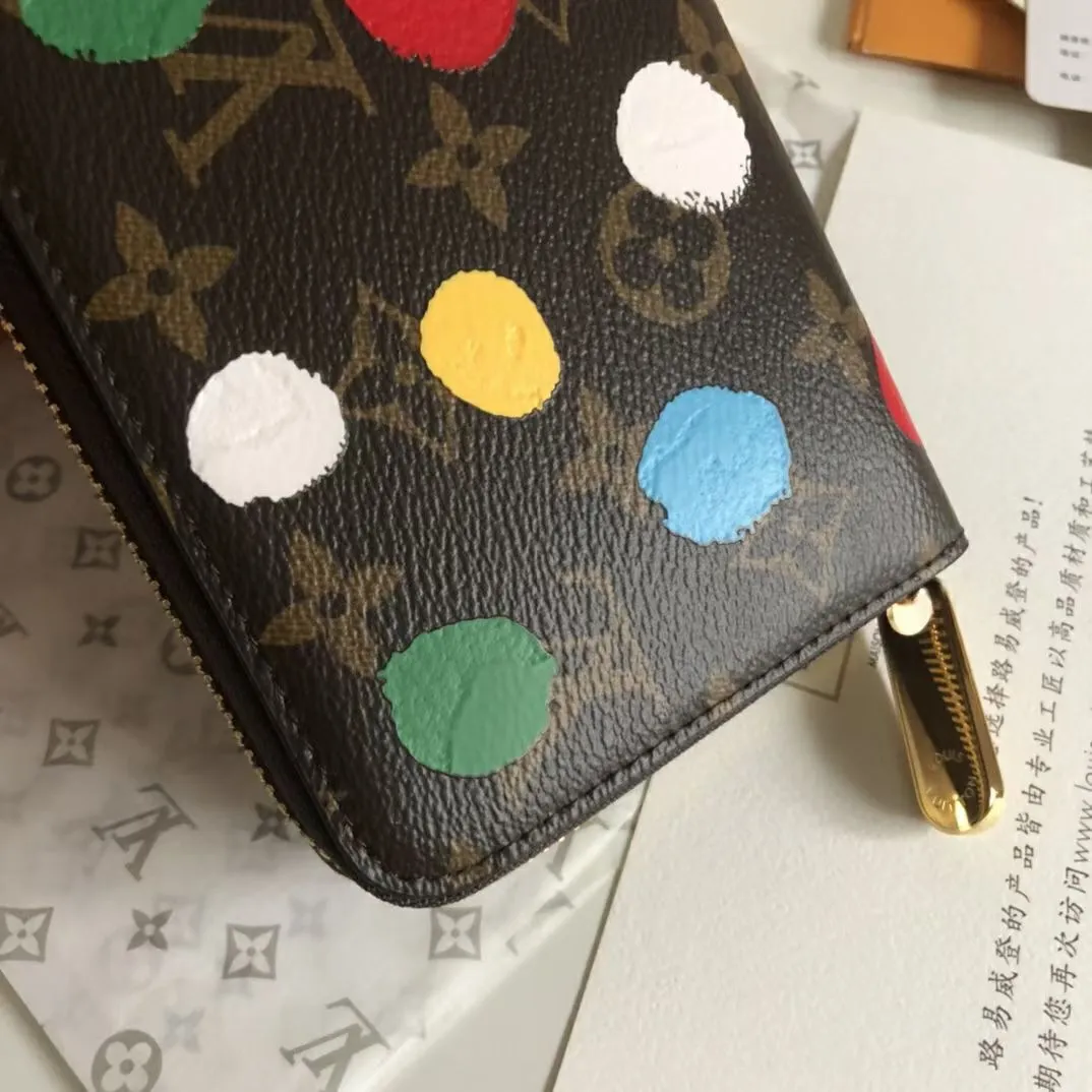 The P150 M81864 L Zippy wallet joins the "Color Dots" theme and becomes part of the Louis Vuitton x Yayoi Kusama collection. For this versatile wallet, cheerful colorful polka dots are screen-printed on Monogram canvas with a striking 3D effect, transforming a functional accessory into a celebration of creativity and craftsmanship. Dimensions: 19.5 x 10.5 x 2.5 P630