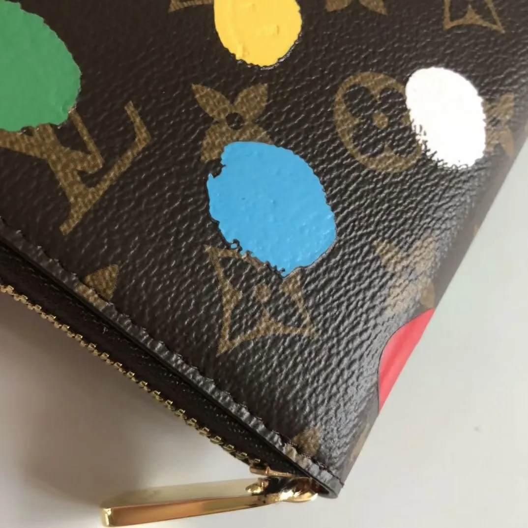 The P150 M81864 L Zippy wallet joins the "Color Dots" theme and becomes part of the Louis Vuitton x Yayoi Kusama collection. For this versatile wallet, cheerful colorful polka dots are screen-printed on Monogram canvas with a striking 3D effect, transforming a functional accessory into a celebration of creativity and craftsmanship. Dimensions: 19.5 x 10.5 x 2.5 P630