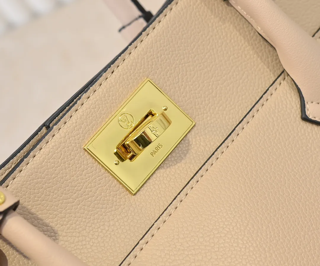 💰360💰Upgraded original [M53826 black embroidery M53825 apricot embroidery M53824 MM53823 presbyopia with black]🔥On My Side handbag shows the elegant fusion of calfskin and classic Monogram canvas. Contrasting canvas shapes the large outer pocket, creating a trompe l'oeil effect as if two handbags merge into one. Plenty of space can easily accommodate office needs, and the adjustable shoulder strap allows for a cross-body style. Dimensions: 30.5 x 24.5 x 14 cm (Length x Height x Width) - Calfskin and Monogram coated canvas - Cowhide leather trim - Microfiber lining - 2 top handles for hand or elbow carry - Adjustable shoulder strap for shoulder or cross-body wear - Lock closure - 2 outer pockets with magnetic closure - Zip pocket - 1 patch pocket