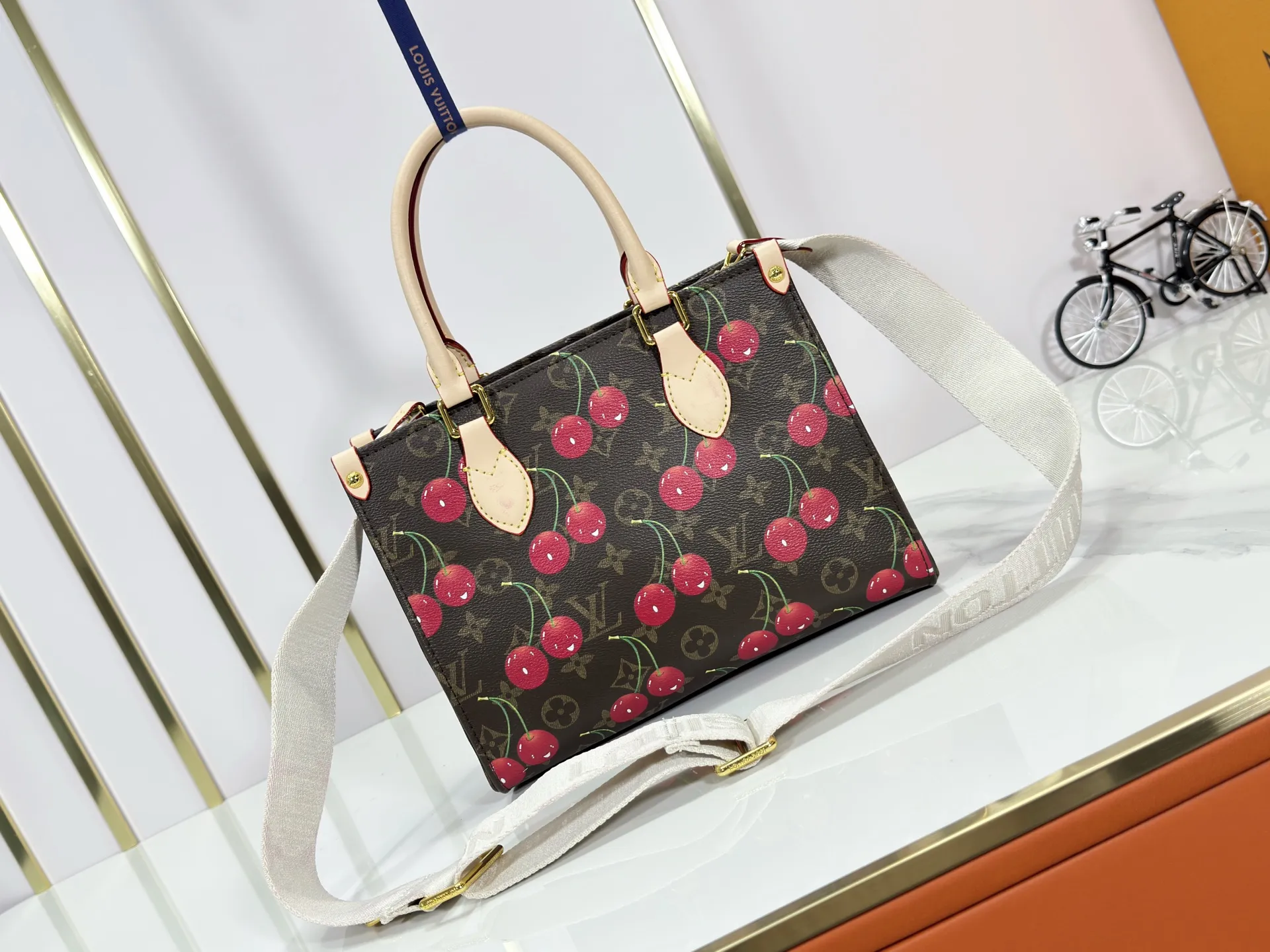 P260 Upgraded original version 🔥New style🔥M45659 M46373 M44571 This OnTheGo small handbag is made of Monogram and Monogram Reverse canvas, with the Monogram Giant pattern embellished on it. The Toron handle and the jacquard textured shoulder strap decorated with the brand's logo create a visual contrast, and the detachable coin bag is suitable for storing change or small items. It combines fashionable charm with various functions, making it a good daily companion. 25.0 x 19.0 x 11.5 cm (length x height x width)