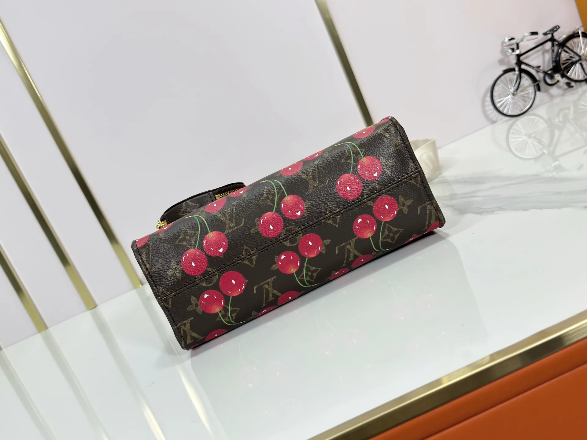 P260 Upgraded original version 🔥New style🔥M45659 M46373 M44571 This OnTheGo small handbag is made of Monogram and Monogram Reverse canvas, with the Monogram Giant pattern embellished on it. The Toron handle and the jacquard textured shoulder strap decorated with the brand's logo create a visual contrast, and the detachable coin bag is suitable for storing change or small items. It combines fashionable charm with various functions, making it a good daily companion. 25.0 x 19.0 x 11.5 cm (length x height x width)