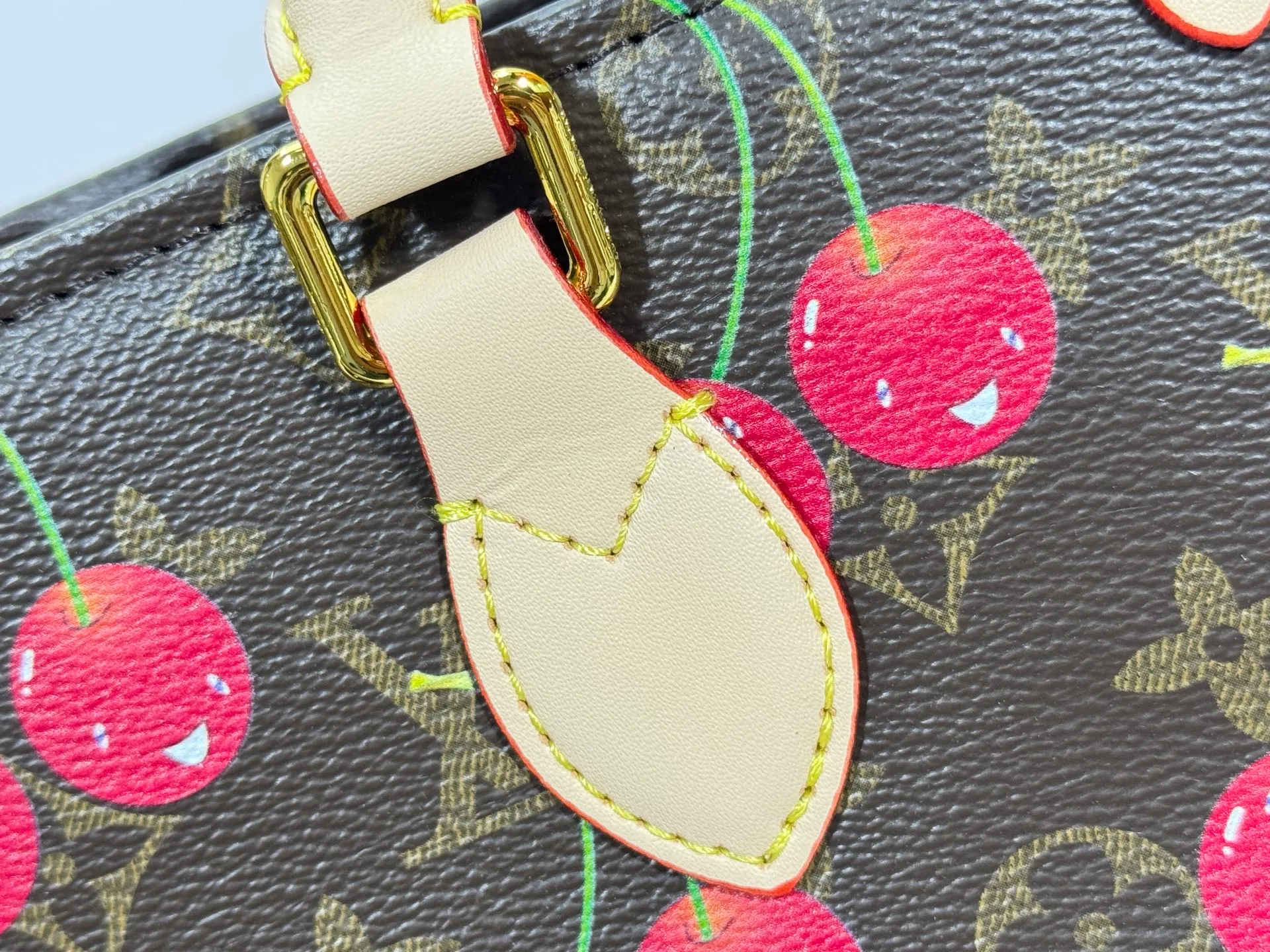 P260 Upgraded original version 🔥New style🔥M45659 M46373 M44571 This OnTheGo small handbag is made of Monogram and Monogram Reverse canvas, with the Monogram Giant pattern embellished on it. The Toron handle and the jacquard textured shoulder strap decorated with the brand's logo create a visual contrast, and the detachable coin bag is suitable for storing change or small items. It combines fashionable charm with various functions, making it a good daily companion. 25.0 x 19.0 x 11.5 cm (length x height x width)