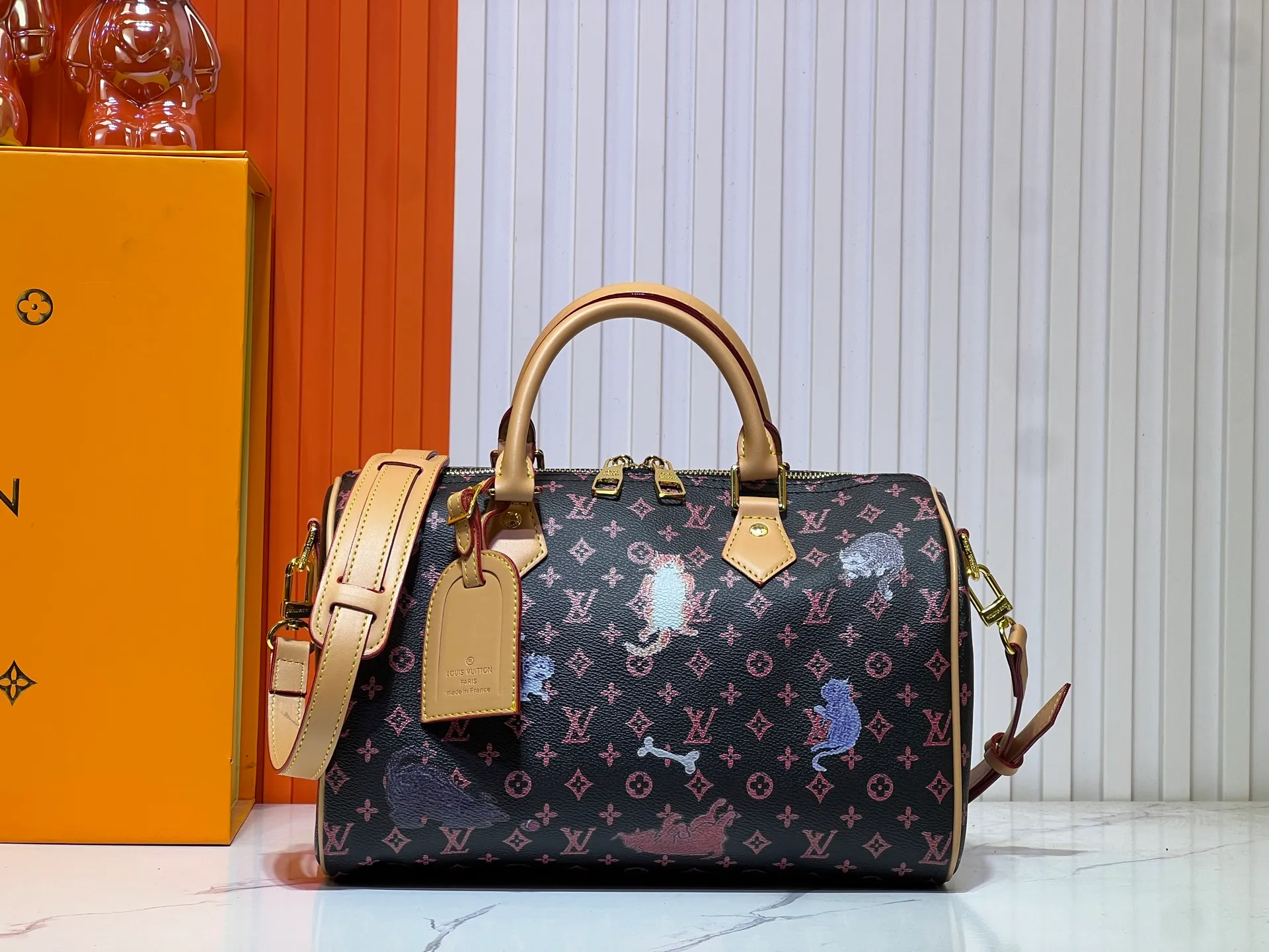 Batch 300💰M40391 This Speedy Bandouliere 30 handbag draws inspiration from the brand's collection of Monogram canvas, Louis Vuitton's legendary collection. The cow leather trim highlights the traditional heritage. The rolled leather handle, engraved padlock and detachable shoulder strap continue the classic details, making it a good choice for urban life. Size: 30X21X17cm
