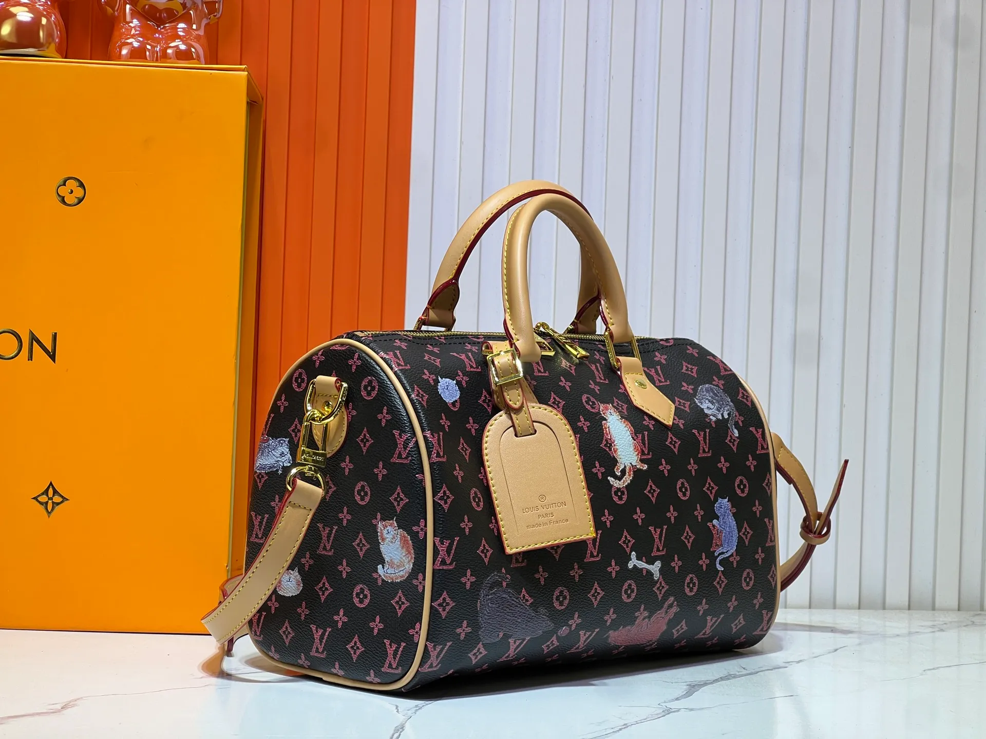 Batch 300💰M40391 This Speedy Bandouliere 30 handbag draws inspiration from the brand's collection of Monogram canvas, Louis Vuitton's legendary collection. The cow leather trim highlights the traditional heritage. The rolled leather handle, engraved padlock and detachable shoulder strap continue the classic details, making it a good choice for urban life. Size: 30X21X17cm