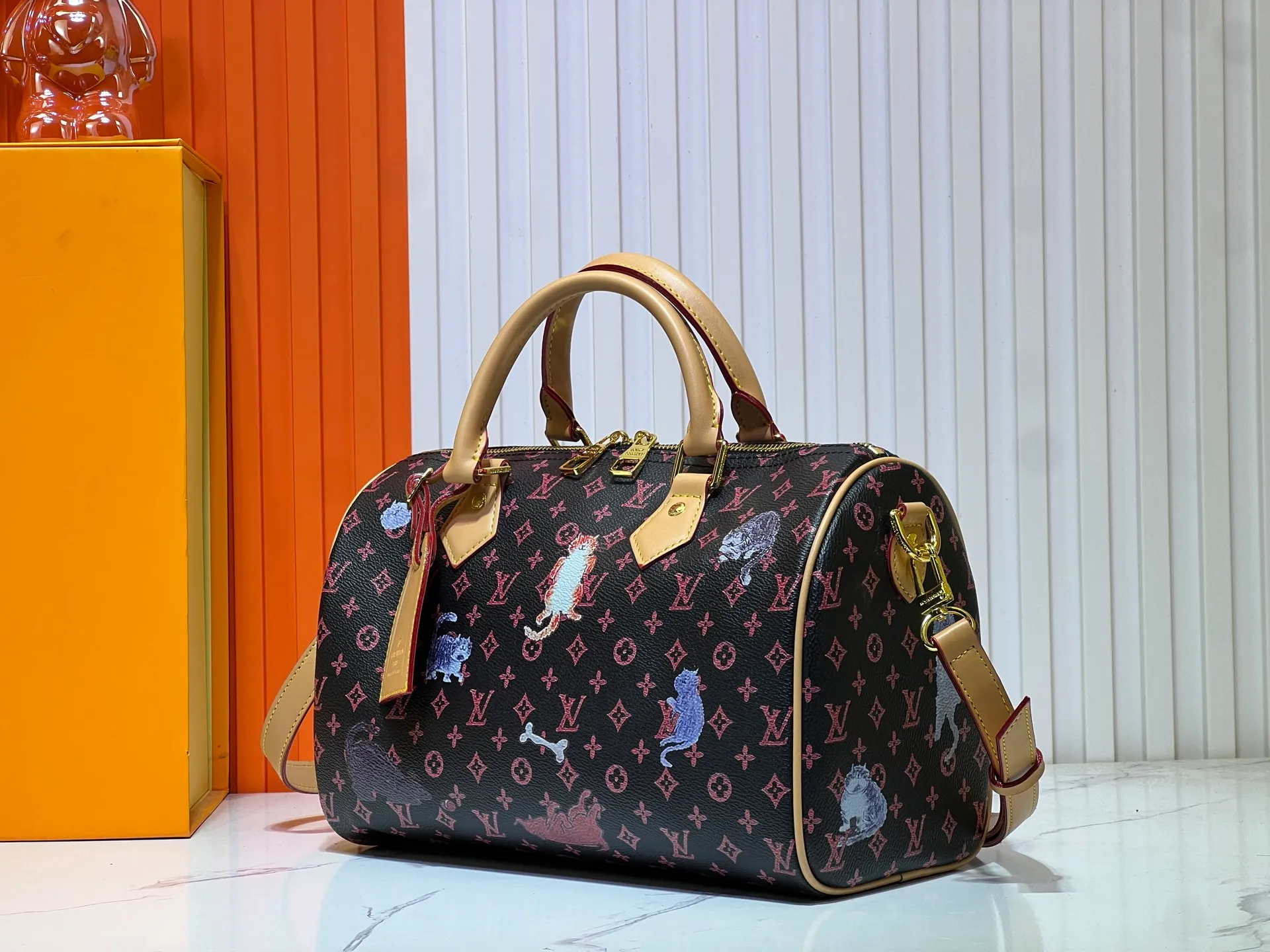 Batch 300💰M40391 This Speedy Bandouliere 30 handbag draws inspiration from the brand's collection of Monogram canvas, Louis Vuitton's legendary collection. The cow leather trim highlights the traditional heritage. The rolled leather handle, engraved padlock and detachable shoulder strap continue the classic details, making it a good choice for urban life. Size: 30X21X17cm