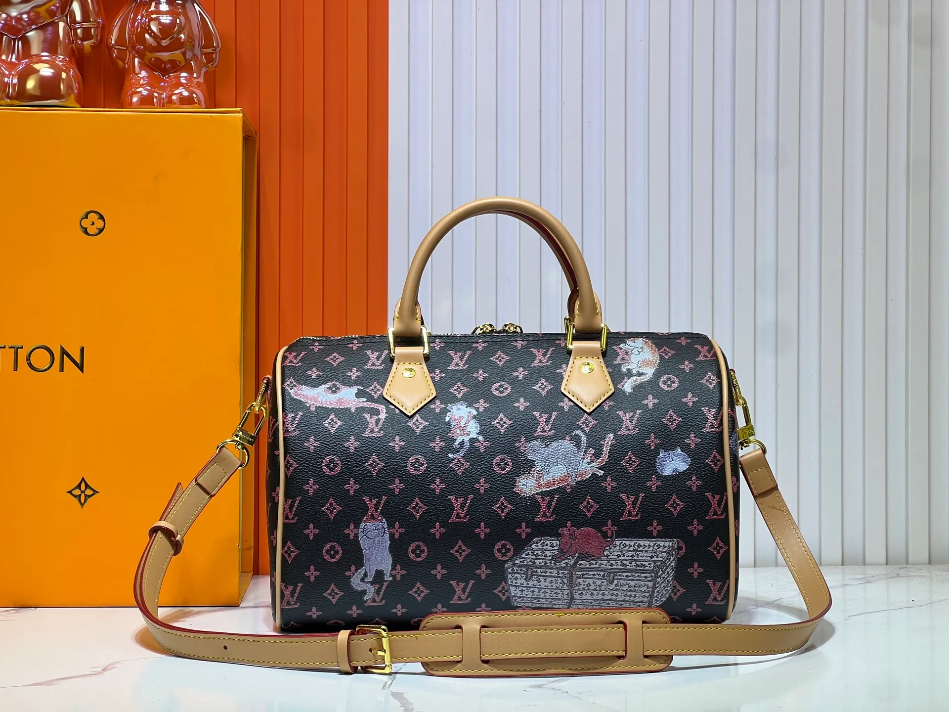 Batch 300💰M40391 This Speedy Bandouliere 30 handbag draws inspiration from the brand's collection of Monogram canvas, Louis Vuitton's legendary collection. The cow leather trim highlights the traditional heritage. The rolled leather handle, engraved padlock and detachable shoulder strap continue the classic details, making it a good choice for urban life. Size: 30X21X17cm