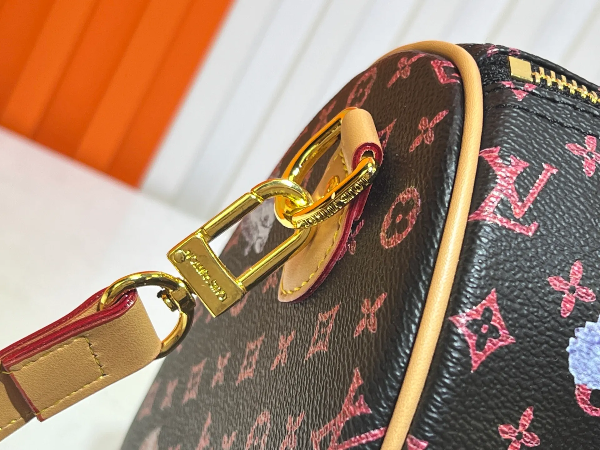 Batch 300💰M40391 This Speedy Bandouliere 30 handbag draws inspiration from the brand's collection of Monogram canvas, Louis Vuitton's legendary collection. The cow leather trim highlights the traditional heritage. The rolled leather handle, engraved padlock and detachable shoulder strap continue the classic details, making it a good choice for urban life. Size: 30X21X17cm