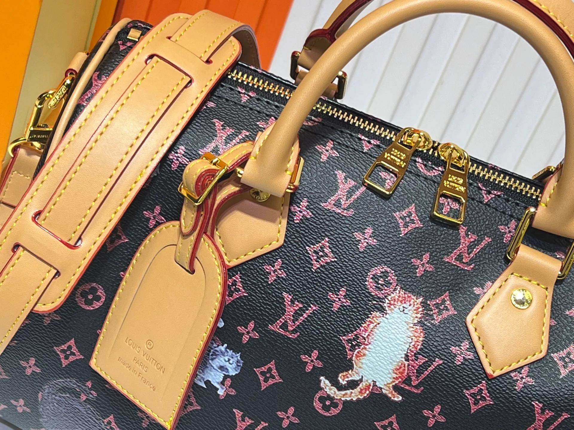 Batch 300💰M40391 This Speedy Bandouliere 30 handbag draws inspiration from the brand's collection of Monogram canvas, Louis Vuitton's legendary collection. The cow leather trim highlights the traditional heritage. The rolled leather handle, engraved padlock and detachable shoulder strap continue the classic details, making it a good choice for urban life. Size: 30X21X17cm