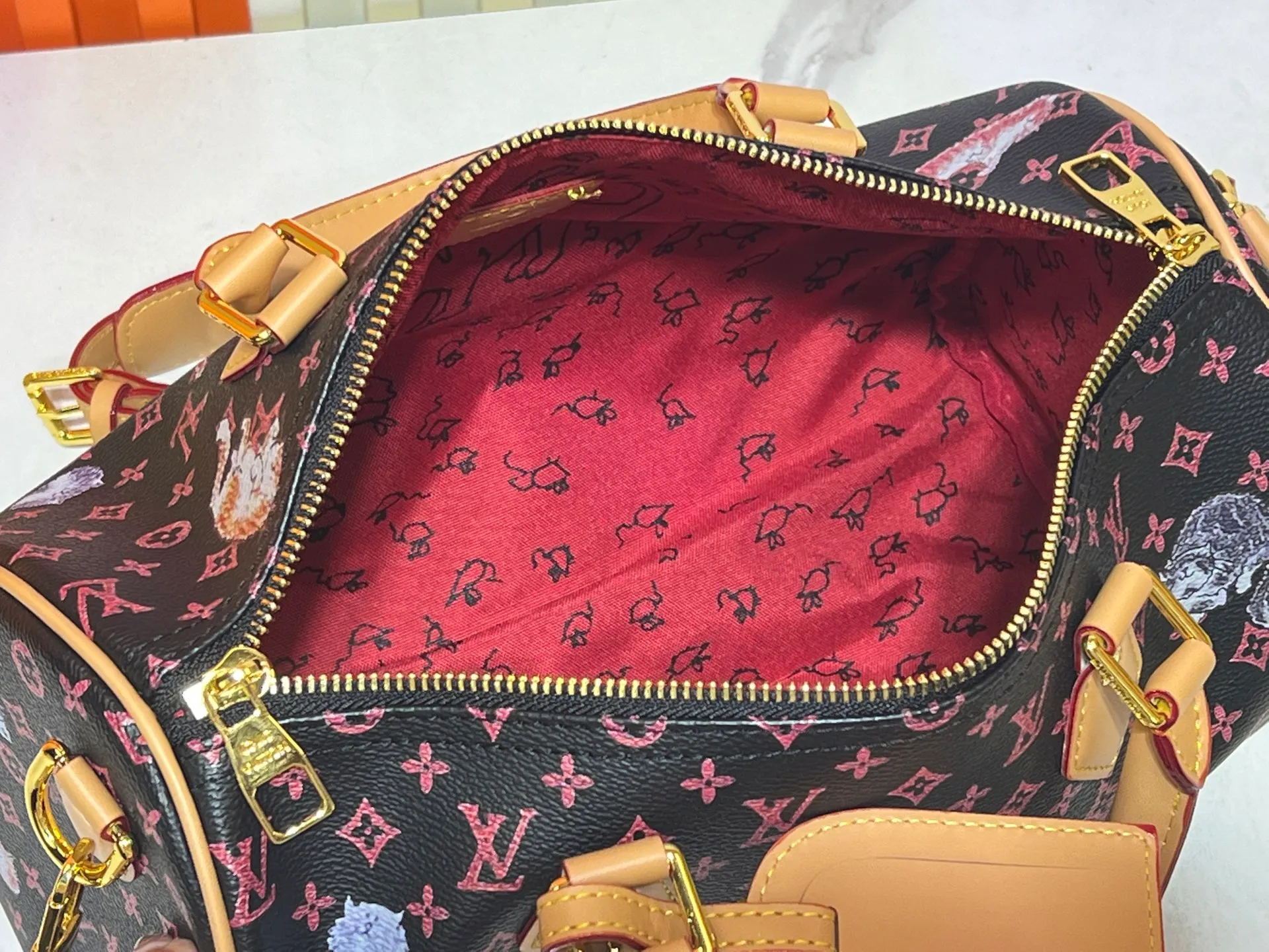 Batch 300💰M40391 This Speedy Bandouliere 30 handbag draws inspiration from the brand's collection of Monogram canvas, Louis Vuitton's legendary collection. The cow leather trim highlights the traditional heritage. The rolled leather handle, engraved padlock and detachable shoulder strap continue the classic details, making it a good choice for urban life. Size: 30X21X17cm