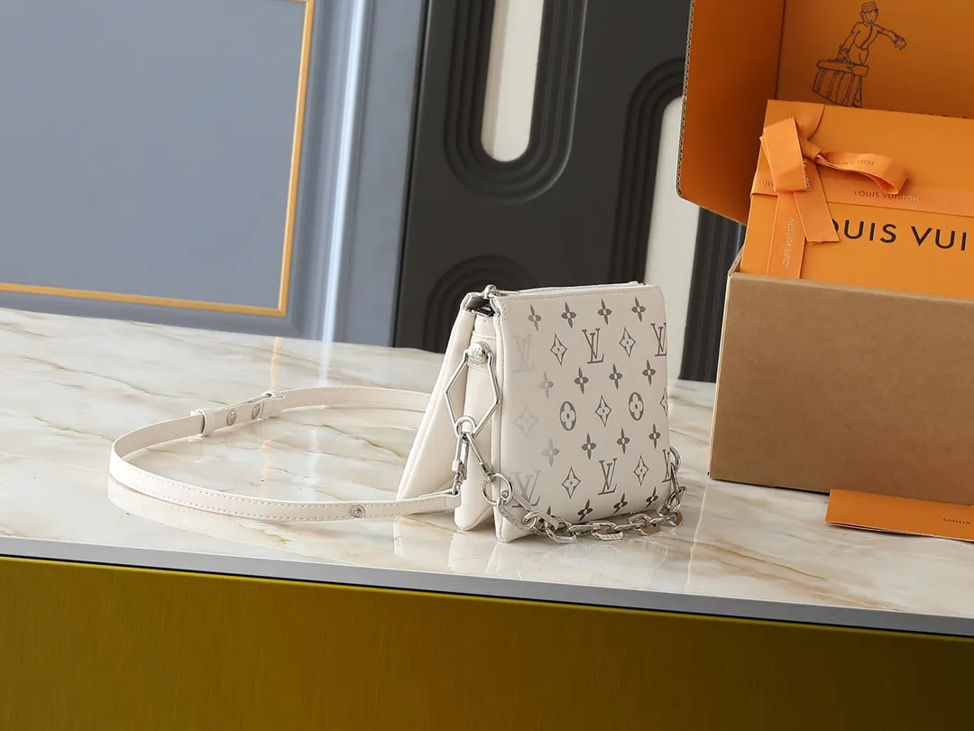 💰240💰Upgraded from the original M59598 M59389 M59396 M13233 M21259 M25218 M20770 M11401 This Coussin BB handbag is made of soft sheep leather with an embossed Monogram pattern. It has an inner compartment in a compact silhouette, making it an elegant choice for both day and night. Both the chunky chain and slim leather strap are removable, allowing for a variety of styling possibilities. Dimensions: 21.0 x 16.0 x 7.0 cm (length x height x width)