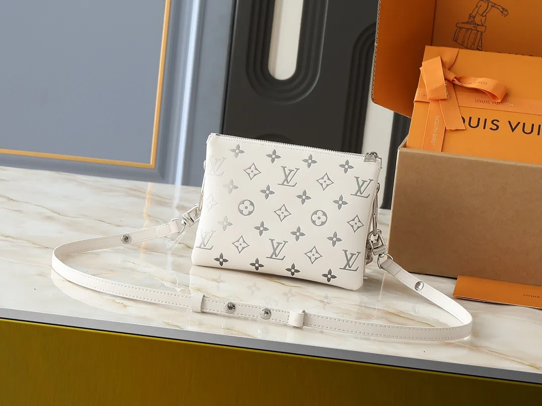 💰240💰Upgraded from the original M59598 M59389 M59396 M13233 M21259 M25218 M20770 M11401 This Coussin BB handbag is made of soft sheep leather with an embossed Monogram pattern. It has an inner compartment in a compact silhouette, making it an elegant choice for both day and night. Both the chunky chain and slim leather strap are removable, allowing for a variety of styling possibilities. Dimensions: 21.0 x 16.0 x 7.0 cm (length x height x width)
