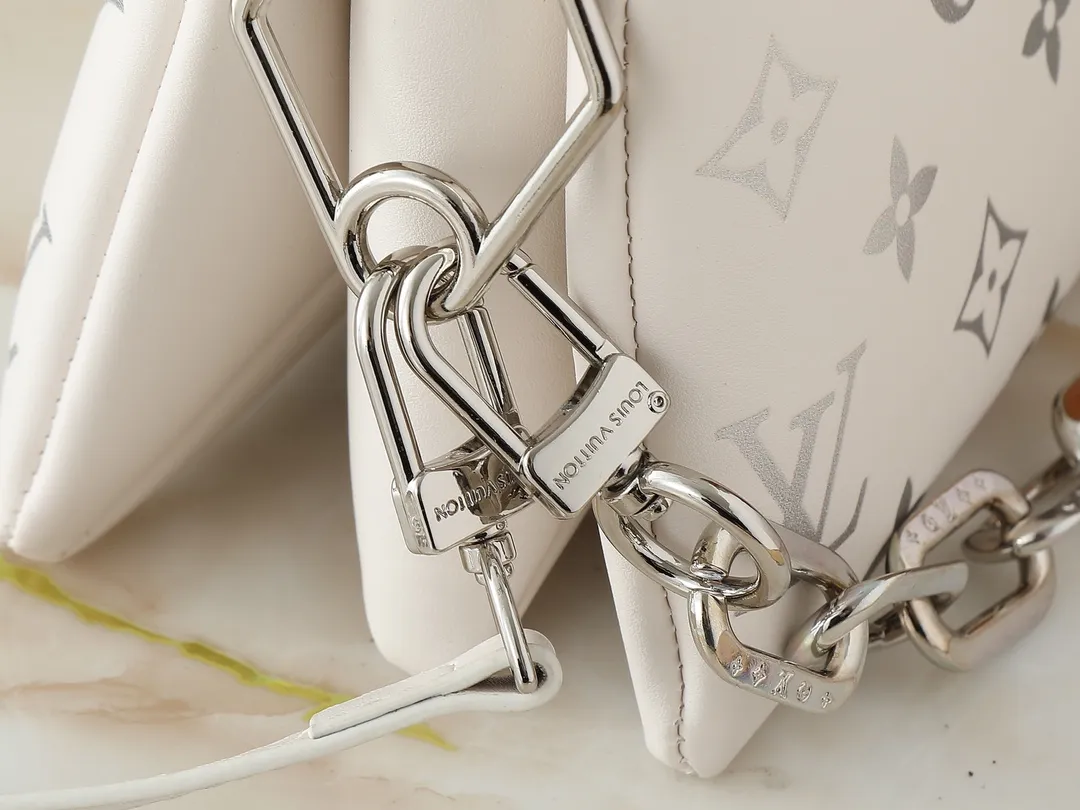 💰240💰Upgraded from the original M59598 M59389 M59396 M13233 M21259 M25218 M20770 M11401 This Coussin BB handbag is made of soft sheep leather with an embossed Monogram pattern. It has an inner compartment in a compact silhouette, making it an elegant choice for both day and night. Both the chunky chain and slim leather strap are removable, allowing for a variety of styling possibilities. Dimensions: 21.0 x 16.0 x 7.0 cm (length x height x width)