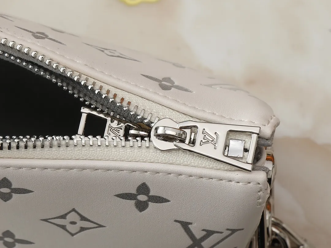 💰240💰Upgraded from the original M59598 M59389 M59396 M13233 M21259 M25218 M20770 M11401 This Coussin BB handbag is made of soft sheep leather with an embossed Monogram pattern. It has an inner compartment in a compact silhouette, making it an elegant choice for both day and night. Both the chunky chain and slim leather strap are removable, allowing for a variety of styling possibilities. Dimensions: 21.0 x 16.0 x 7.0 cm (length x height x width)
