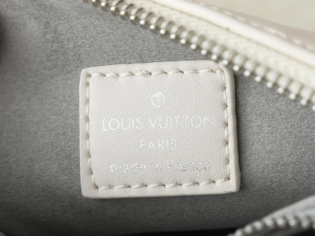 💰240💰Upgraded from the original M59598 M59389 M59396 M13233 M21259 M25218 M20770 M11401 This Coussin BB handbag is made of soft sheep leather with an embossed Monogram pattern. It has an inner compartment in a compact silhouette, making it an elegant choice for both day and night. Both the chunky chain and slim leather strap are removable, allowing for a variety of styling possibilities. Dimensions: 21.0 x 16.0 x 7.0 cm (length x height x width)