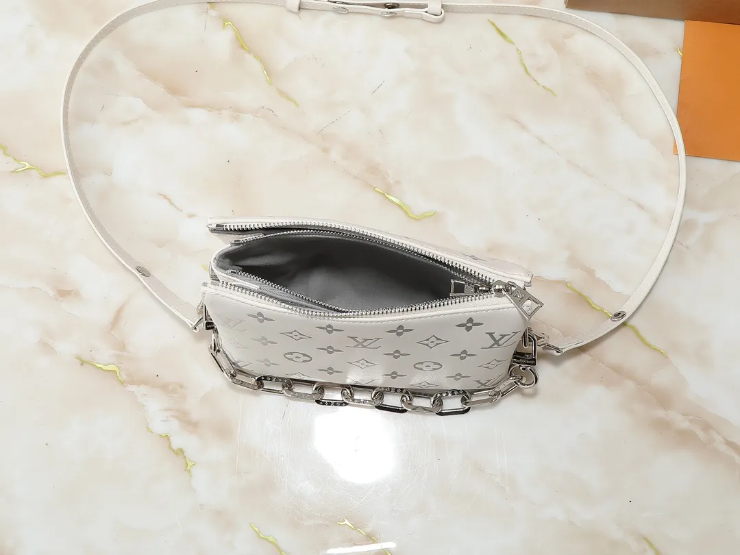 💰240💰Upgraded from the original M59598 M59389 M59396 M13233 M21259 M25218 M20770 M11401 This Coussin BB handbag is made of soft sheep leather with an embossed Monogram pattern. It has an inner compartment in a compact silhouette, making it an elegant choice for both day and night. Both the chunky chain and slim leather strap are removable, allowing for a variety of styling possibilities. Dimensions: 21.0 x 16.0 x 7.0 cm (length x height x width)