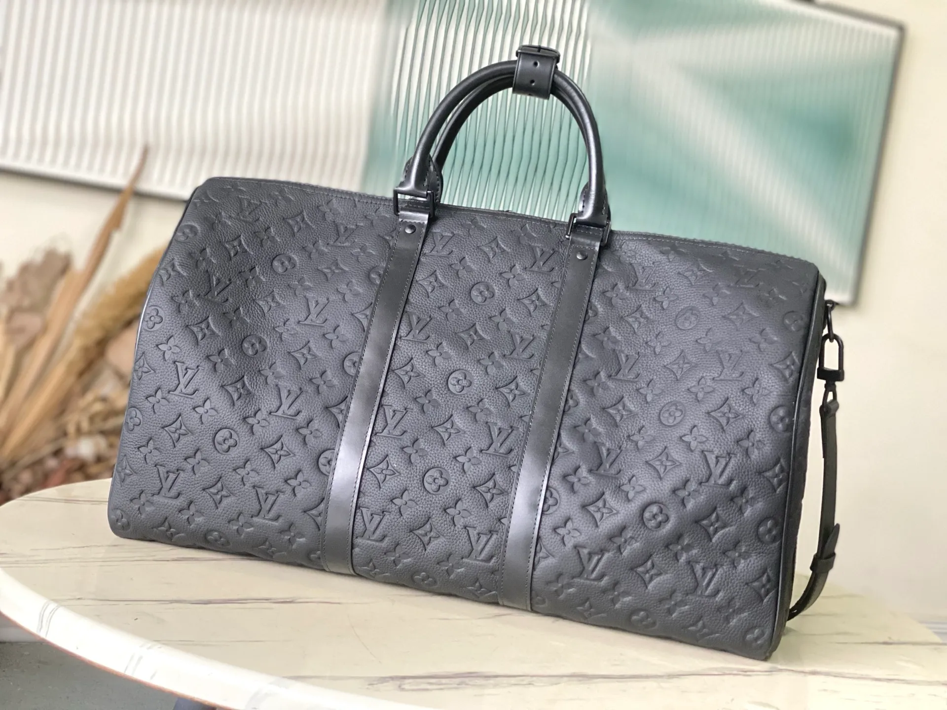 💰1400 (top-grain leather) Top-quality original order M59025 This Keepall travel bag is made of fine cow leather embossed with the Monogram pattern, renewing the brand's classics while witnessing the ingenious craftsmanship. Cabin luggage is sized to easily accommodate short trips. Iconic appearance and high-end materials make it a sophisticated choice. Dimensions: 29 x 23 x 50 cm