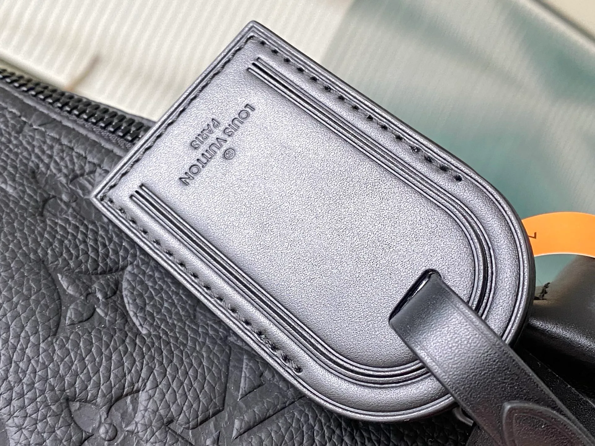 💰1400 (top-grain leather) Top-quality original order M59025 This Keepall travel bag is made of fine cow leather embossed with the Monogram pattern, renewing the brand's classics while witnessing the ingenious craftsmanship. Cabin luggage is sized to easily accommodate short trips. Iconic appearance and high-end materials make it a sophisticated choice. Dimensions: 29 x 23 x 50 cm