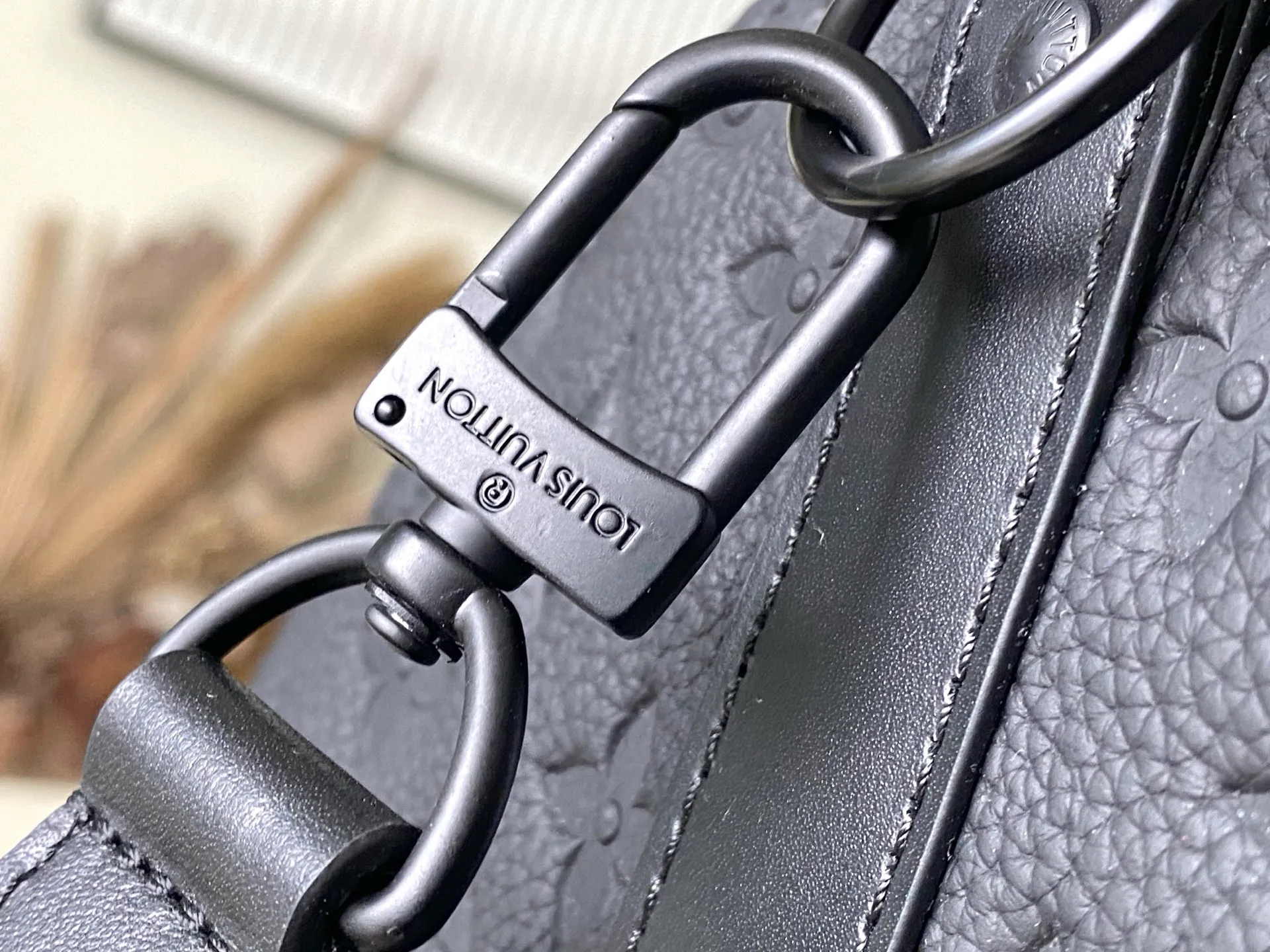 💰1400 (top-grain leather) Top-quality original order M59025 This Keepall travel bag is made of fine cow leather embossed with the Monogram pattern, renewing the brand's classics while witnessing the ingenious craftsmanship. Cabin luggage is sized to easily accommodate short trips. Iconic appearance and high-end materials make it a sophisticated choice. Dimensions: 29 x 23 x 50 cm