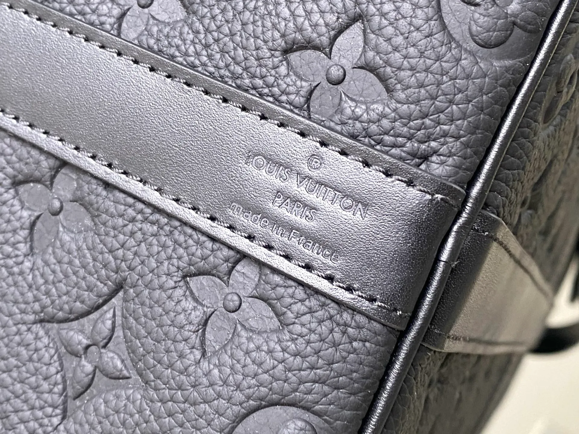 💰1400 (top-grain leather) Top-quality original order M59025 This Keepall travel bag is made of fine cow leather embossed with the Monogram pattern, renewing the brand's classics while witnessing the ingenious craftsmanship. Cabin luggage is sized to easily accommodate short trips. Iconic appearance and high-end materials make it a sophisticated choice. Dimensions: 29 x 23 x 50 cm