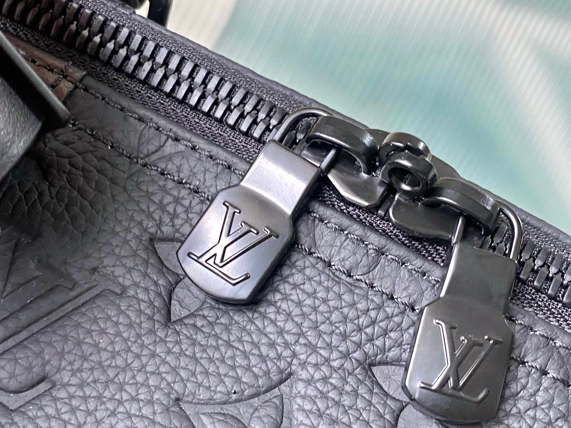 💰1400 (top-grain leather) Top-quality original order M59025 This Keepall travel bag is made of fine cow leather embossed with the Monogram pattern, renewing the brand's classics while witnessing the ingenious craftsmanship. Cabin luggage is sized to easily accommodate short trips. Iconic appearance and high-end materials make it a sophisticated choice. Dimensions: 29 x 23 x 50 cm