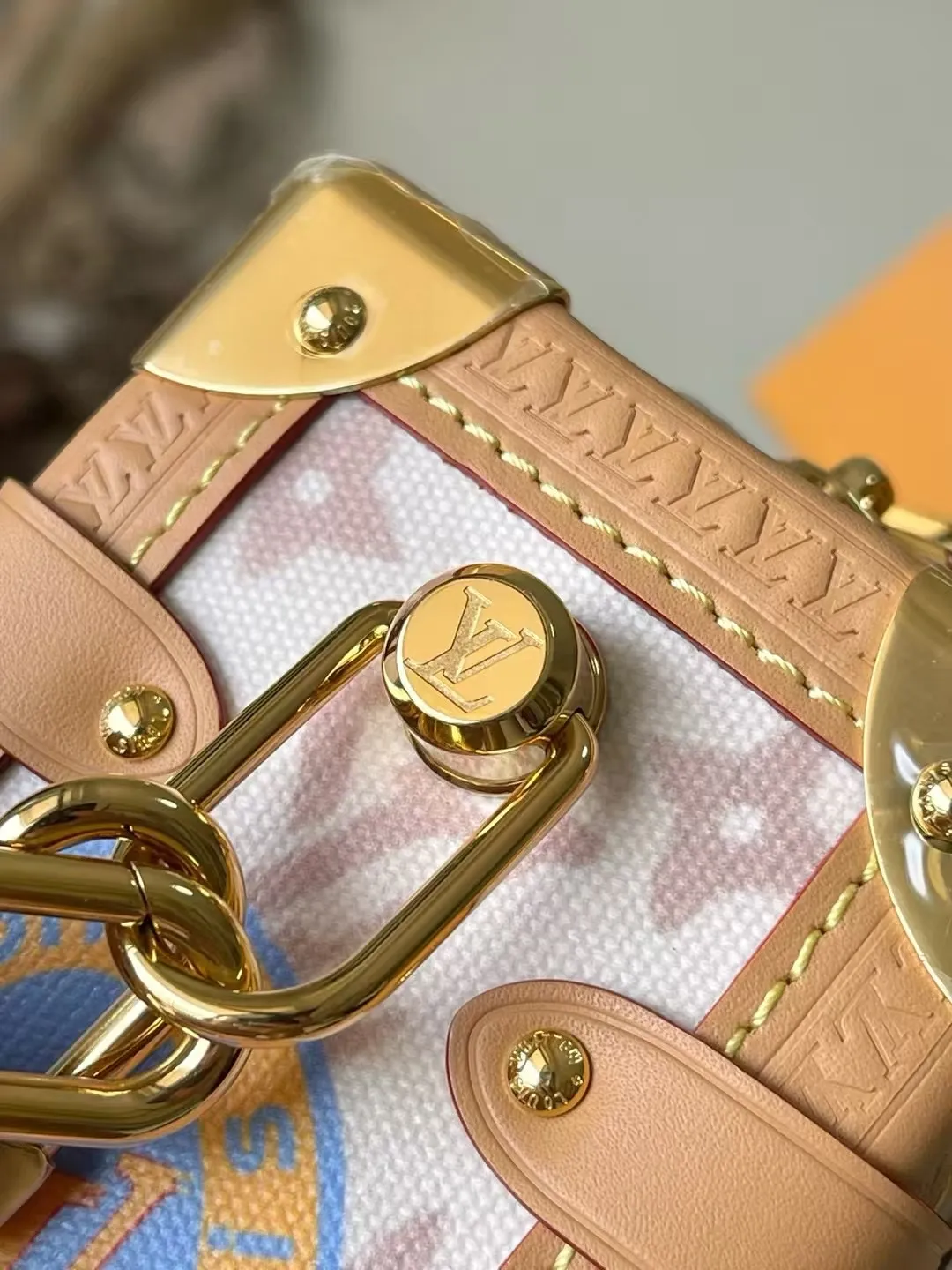 💰1180 (steel hardware) top original order M14606 This Side Trunk medium handbag is from the Flight Mode series, giving the Monogram Dune canvas a retro look. The lightweight structure is embellished with a collage-effect label, the dazzling aircraft charm and the classic key bag are rich in details, and the cowhide leather trim pays tribute to the brand's trunk-making heritage. Dimensions: 23.5 × 16 × 8.5 cm