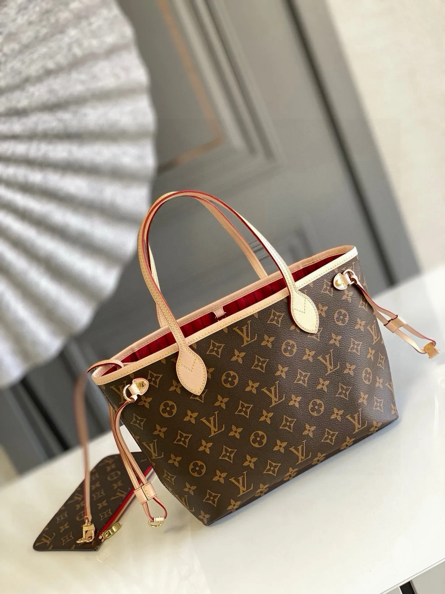 💰780 (Small Steel Nail) Top Original M41000 Red NEVERFULL PM This Neverfull MM handbag combines timeless classic design with traditional details. It is made of Monogram canvas and trimmed with natural cowhide. The interior is extra spacious but not heavy. Tighten the side straps to create a fashionable and charming shape, and loosen them to show a more casual atmosphere. The slim and comfortable handle can be easily slung over the shoulder or carried by arm. Lined in a vibrant color, the bag has a detachable organizer that can be used independently as a clutch or as an extra pocket. 29 cm