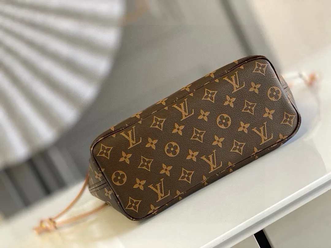 💰780 (Small Steel Nail) Top Original M41000 Red NEVERFULL PM This Neverfull MM handbag combines timeless classic design with traditional details. It is made of Monogram canvas and trimmed with natural cowhide. The interior is extra spacious but not heavy. Tighten the side straps to create a fashionable and charming shape, and loosen them to show a more casual atmosphere. The slim and comfortable handle can be easily slung over the shoulder or carried by arm. Lined in a vibrant color, the bag has a detachable organizer that can be used independently as a clutch or as an extra pocket. 29 cm