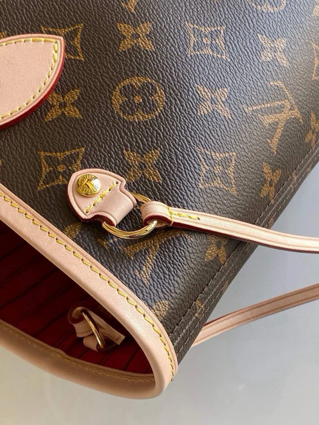 💰780 (Small Steel Nail) Top Original M41000 Red NEVERFULL PM This Neverfull MM handbag combines timeless classic design with traditional details. It is made of Monogram canvas and trimmed with natural cowhide. The interior is extra spacious but not heavy. Tighten the side straps to create a fashionable and charming shape, and loosen them to show a more casual atmosphere. The slim and comfortable handle can be easily slung over the shoulder or carried by arm. Lined in a vibrant color, the bag has a detachable organizer that can be used independently as a clutch or as an extra pocket. 29 cm