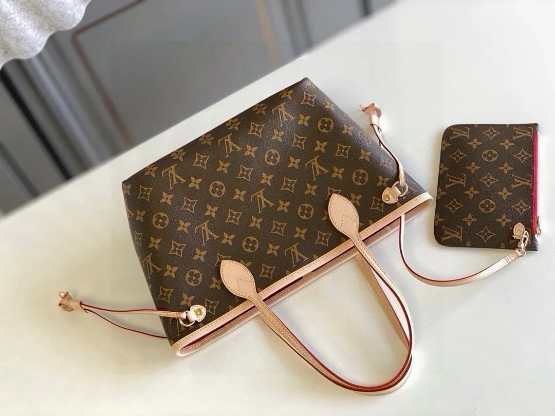💰780 (Small Steel Nail) Top Original M41000 Red NEVERFULL PM This Neverfull MM handbag combines timeless classic design with traditional details. It is made of Monogram canvas and trimmed with natural cowhide. The interior is extra spacious but not heavy. Tighten the side straps to create a fashionable and charming shape, and loosen them to show a more casual atmosphere. The slim and comfortable handle can be easily slung over the shoulder or carried by arm. Lined in a vibrant color, the bag has a detachable organizer that can be used independently as a clutch or as an extra pocket. 29 cm