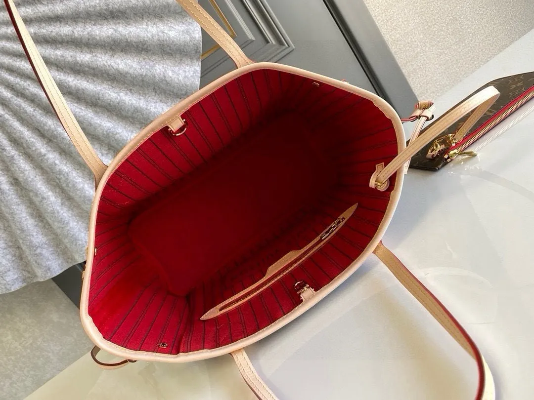 💰780 (Small Steel Nail) Top Original M41000 Red NEVERFULL PM This Neverfull MM handbag combines timeless classic design with traditional details. It is made of Monogram canvas and trimmed with natural cowhide. The interior is extra spacious but not heavy. Tighten the side straps to create a fashionable and charming shape, and loosen them to show a more casual atmosphere. The slim and comfortable handle can be easily slung over the shoulder or carried by arm. Lined in a vibrant color, the bag has a detachable organizer that can be used independently as a clutch or as an extra pocket. 29 cm