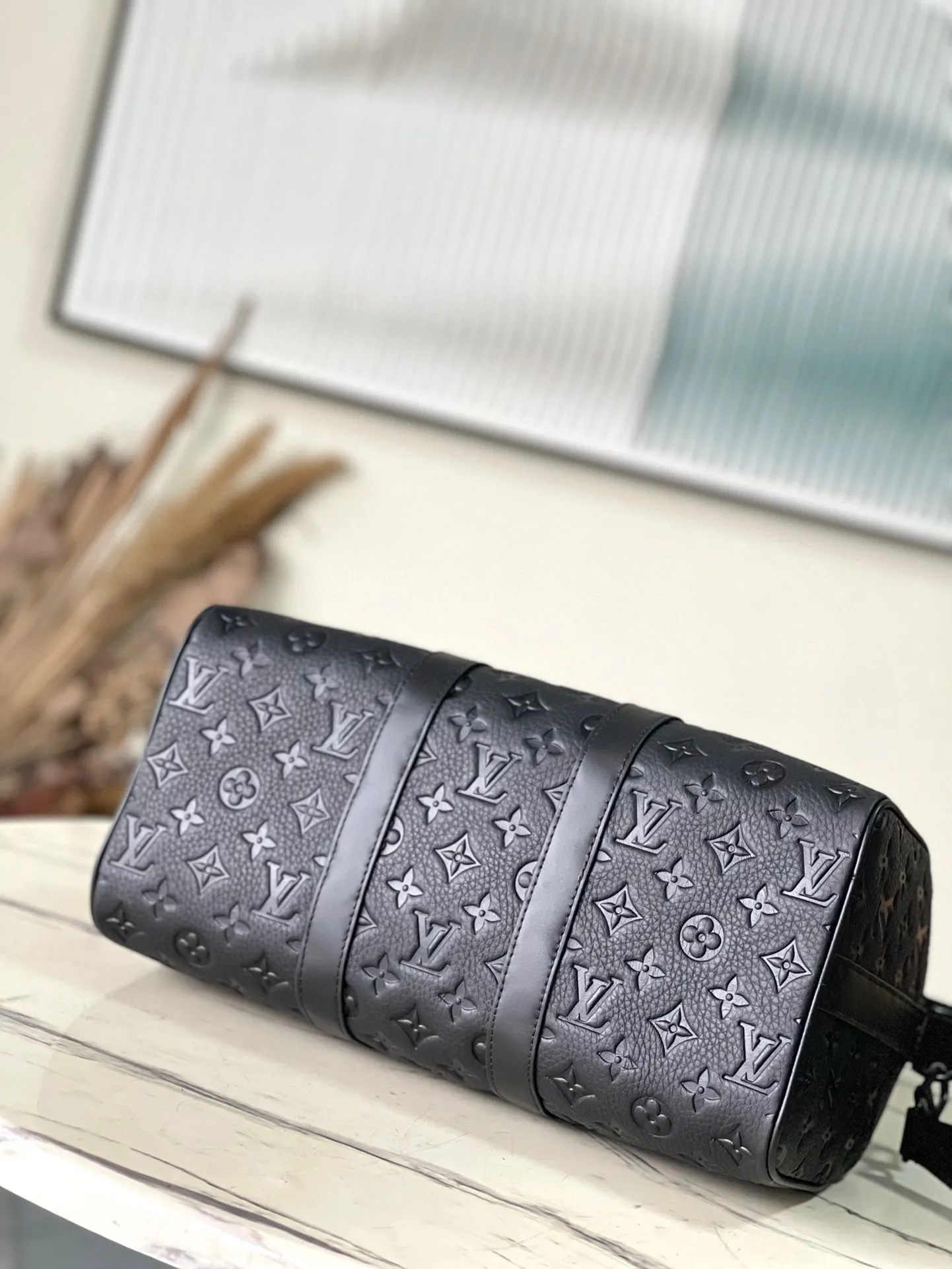 💰1140 (first grain leather) top quality original M22765 full leather embossed Keepall Bandoulière 35 handbag is a miniature version of the classic Keepall holiday travel bag. Full-grain Taurillon leather embossed with the Monogram pattern, leather side straps and top leather handle continue the signature elements of the Keepall collection, and the shoulder strap is removable and adjustable. Dimensions: 34 x 21 x 16 cm
