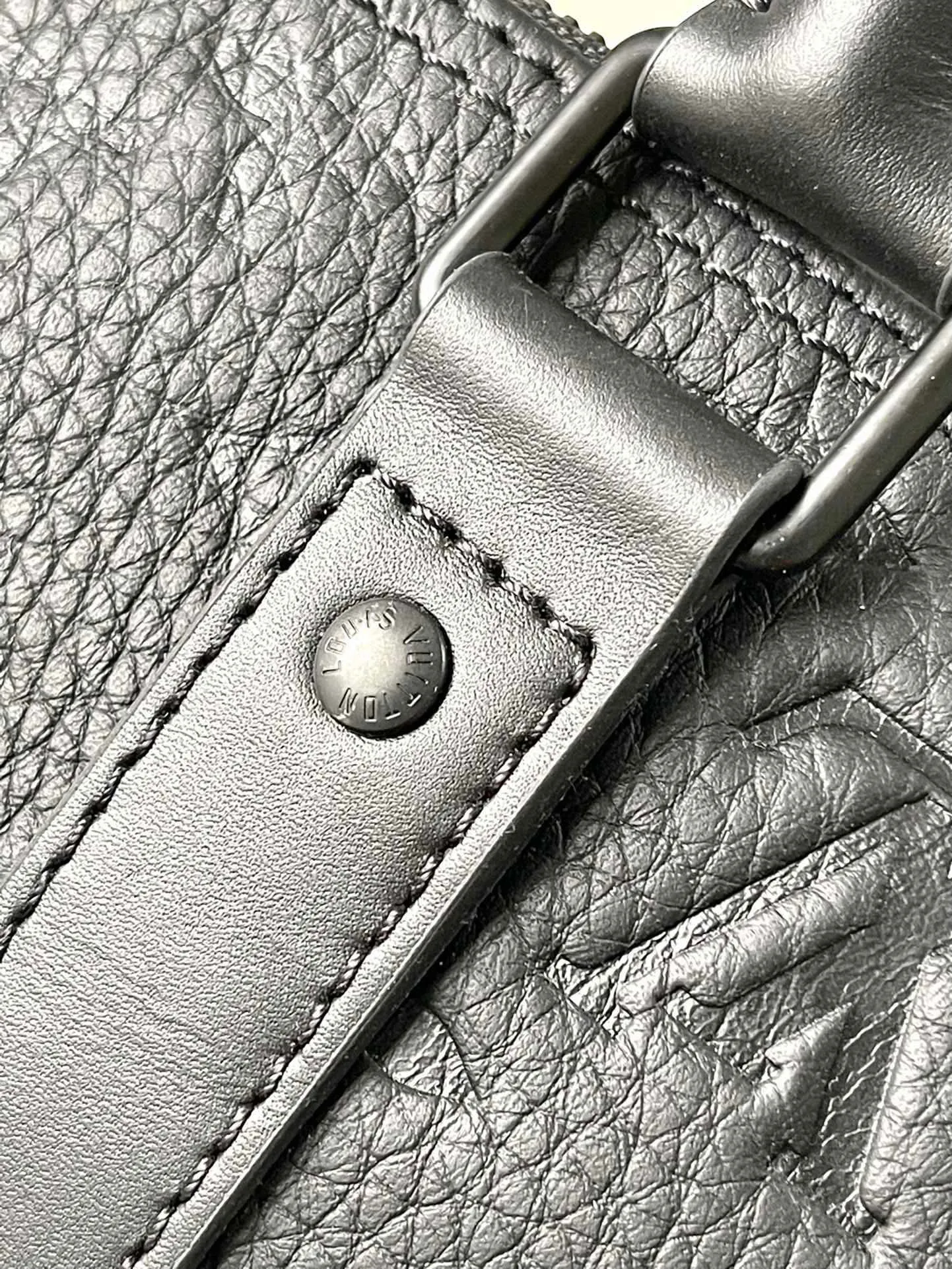 💰1140 (first grain leather) top quality original M22765 full leather embossed Keepall Bandoulière 35 handbag is a miniature version of the classic Keepall holiday travel bag. Full-grain Taurillon leather embossed with the Monogram pattern, leather side straps and top leather handle continue the signature elements of the Keepall collection, and the shoulder strap is removable and adjustable. Dimensions: 34 x 21 x 16 cm