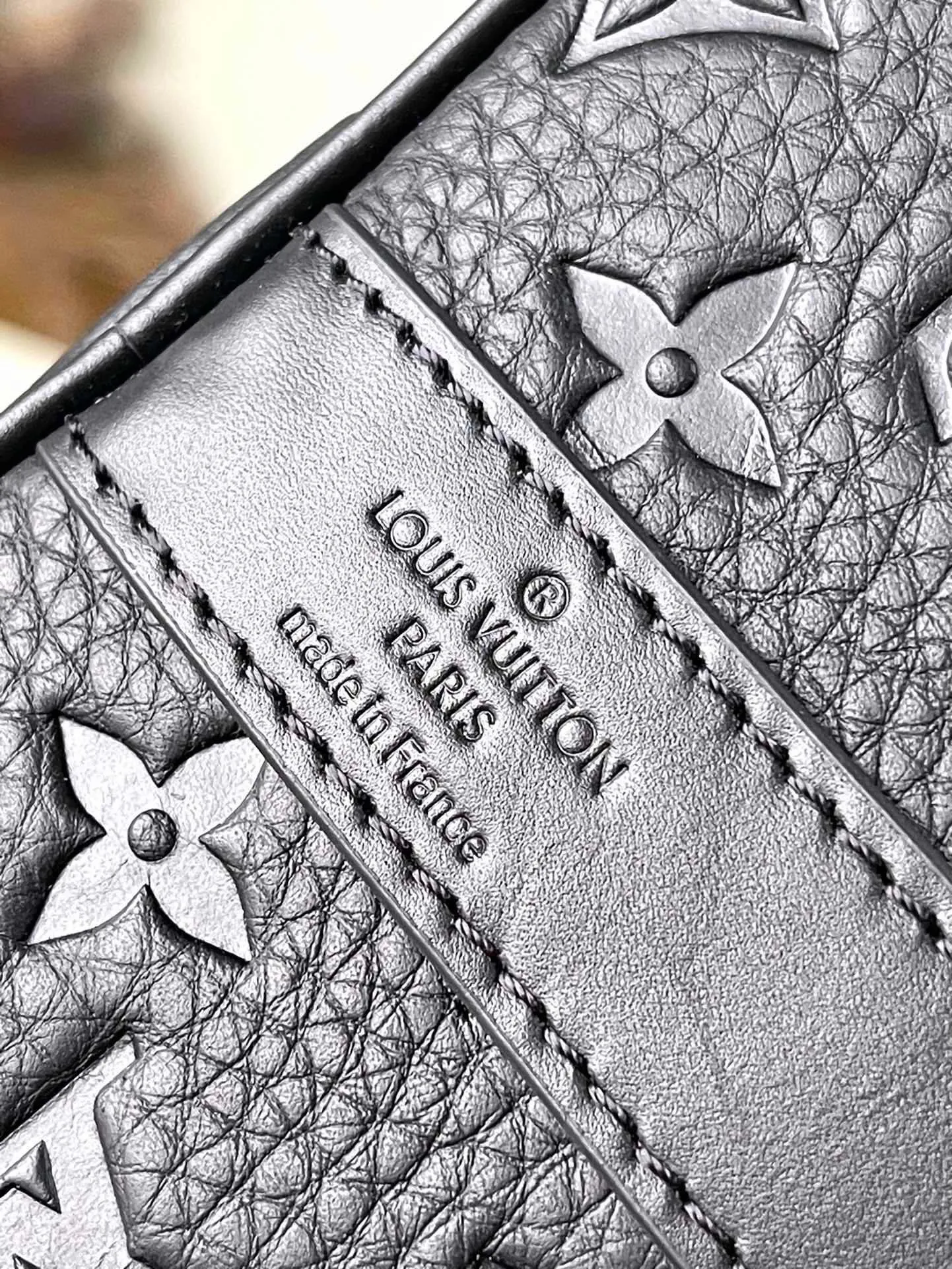 💰1140 (first grain leather) top quality original M22765 full leather embossed Keepall Bandoulière 35 handbag is a miniature version of the classic Keepall holiday travel bag. Full-grain Taurillon leather embossed with the Monogram pattern, leather side straps and top leather handle continue the signature elements of the Keepall collection, and the shoulder strap is removable and adjustable. Dimensions: 34 x 21 x 16 cm