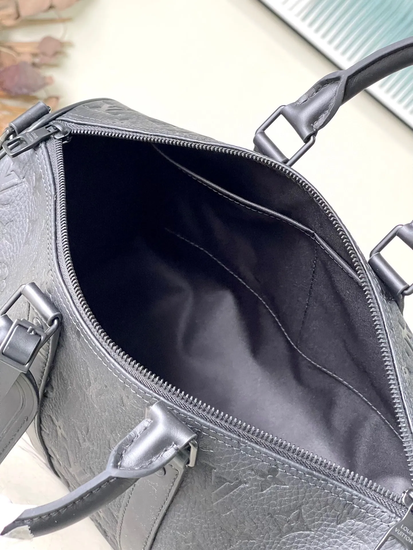 💰1140 (first grain leather) top quality original M22765 full leather embossed Keepall Bandoulière 35 handbag is a miniature version of the classic Keepall holiday travel bag. Full-grain Taurillon leather embossed with the Monogram pattern, leather side straps and top leather handle continue the signature elements of the Keepall collection, and the shoulder strap is removable and adjustable. Dimensions: 34 x 21 x 16 cm