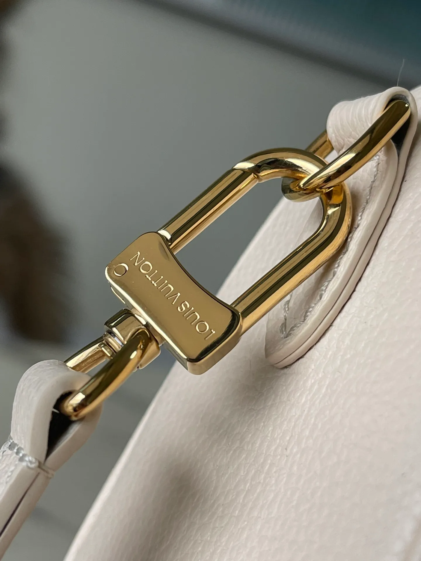 💰880 (top layer leather) top original order M81913 This product is the exclusive duty-free product in the market and is the highest-end product. It supports inspection. This product has passed strict inspection and is flawless. Please wear gloves when touching the product. This product is not returnable. Please confirm the product first and then remove the label on the handle. This product is temporarily not open to the public, only for regular customers, and is in short supply. Dimensions: 16 x 10 x 7.5 cm