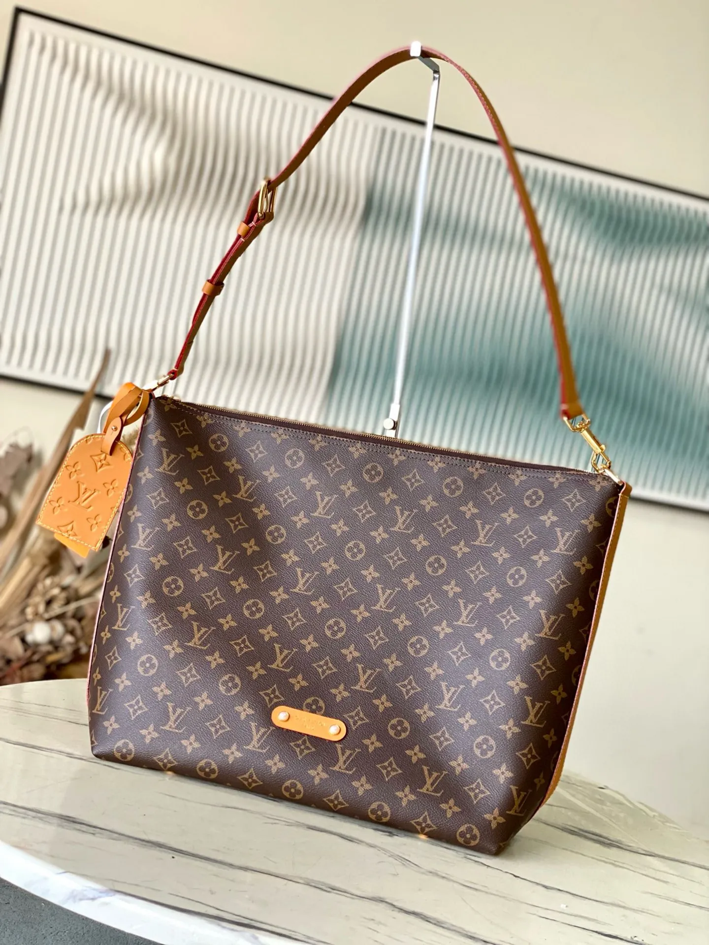 💰1080 Top Original M14018 This Vagabond Hobo handbag is made of presbyopia leather to create an ergonomic and close-fitting silhouette. It can show its cool style whether worn cross-body or on the shoulder. The metal zipper enables smooth opening and closing, and the bead chain cleverly connects the zipper puller and LV letter decoration. Dimensions: 38 × 35 × 12 cm
