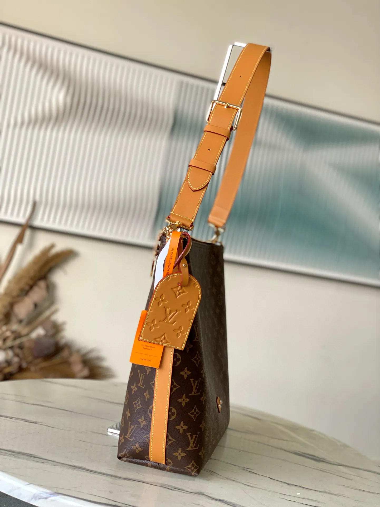 💰1080 Top Original M14018 This Vagabond Hobo handbag is made of presbyopia leather to create an ergonomic and close-fitting silhouette. It can show its cool style whether worn cross-body or on the shoulder. The metal zipper enables smooth opening and closing, and the bead chain cleverly connects the zipper puller and LV letter decoration. Dimensions: 38 × 35 × 12 cm
