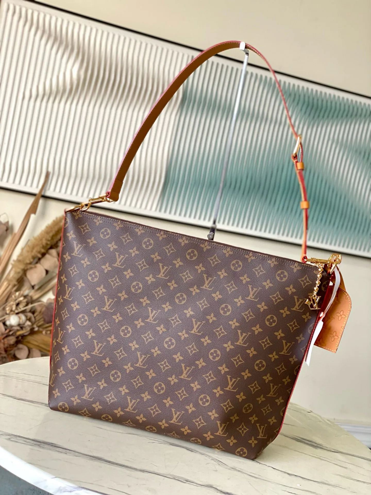 💰1080 Top Original M14018 This Vagabond Hobo handbag is made of presbyopia leather to create an ergonomic and close-fitting silhouette. It can show its cool style whether worn cross-body or on the shoulder. The metal zipper enables smooth opening and closing, and the bead chain cleverly connects the zipper puller and LV letter decoration. Dimensions: 38 × 35 × 12 cm